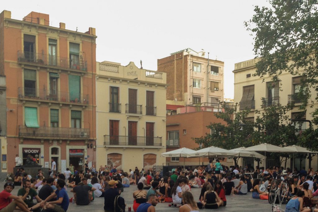 101 things to do in Barcelona: Plaça del Sol