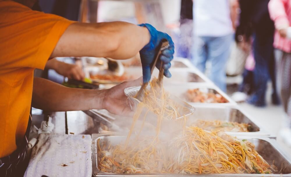 How to save money on food while you travel: enjoy street food